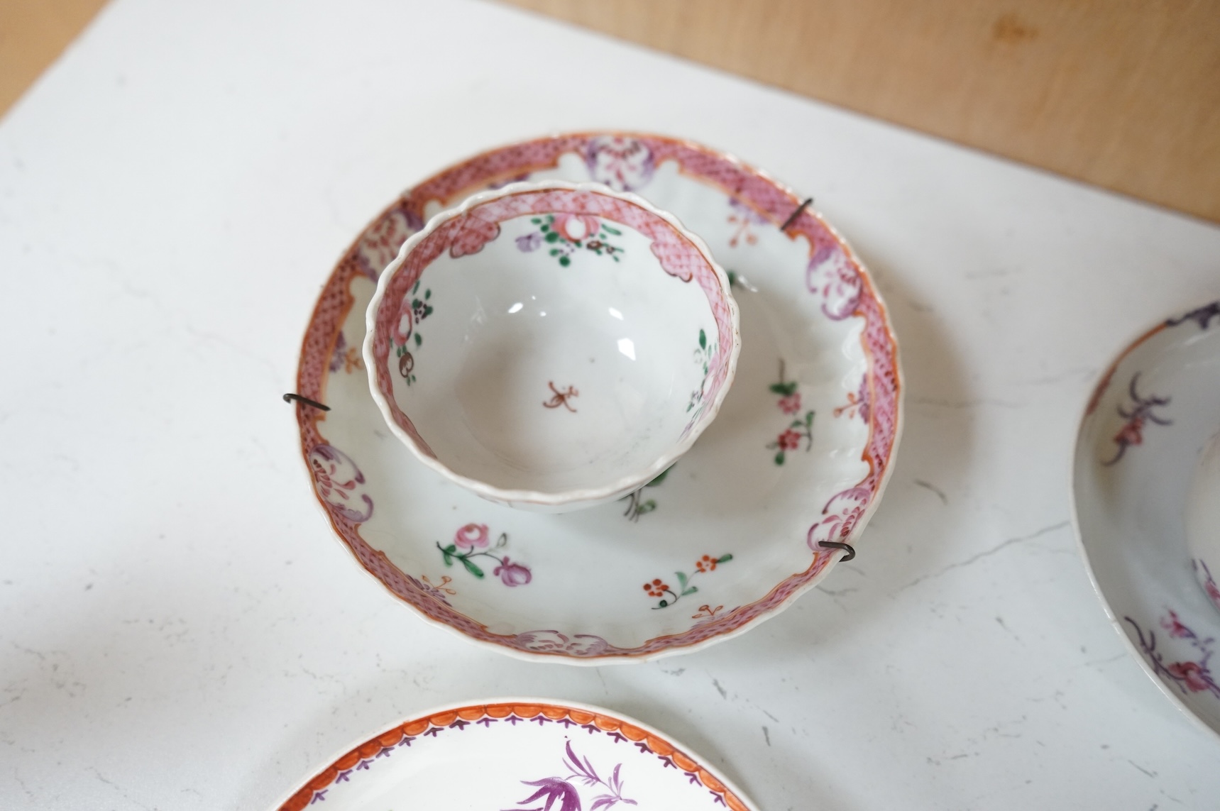 A collection of 18th century Chinese export and English porcelain to include tea bowls and saucers, largest saucer 14cm in diameter